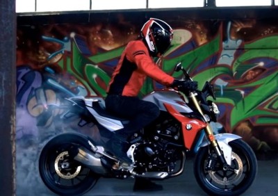 BMW_F_900_R_burnout-1.jpg